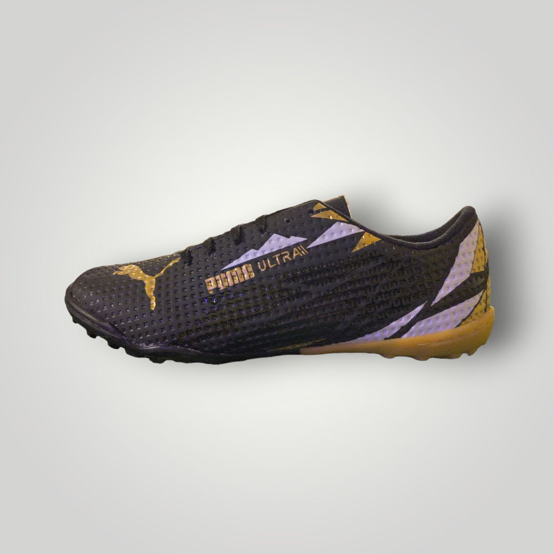 Tenis de Futbol Rápido Puma Modelo Feel The Action Color Negro Oro Blanco Tallas del 25 al 28.5 Mx