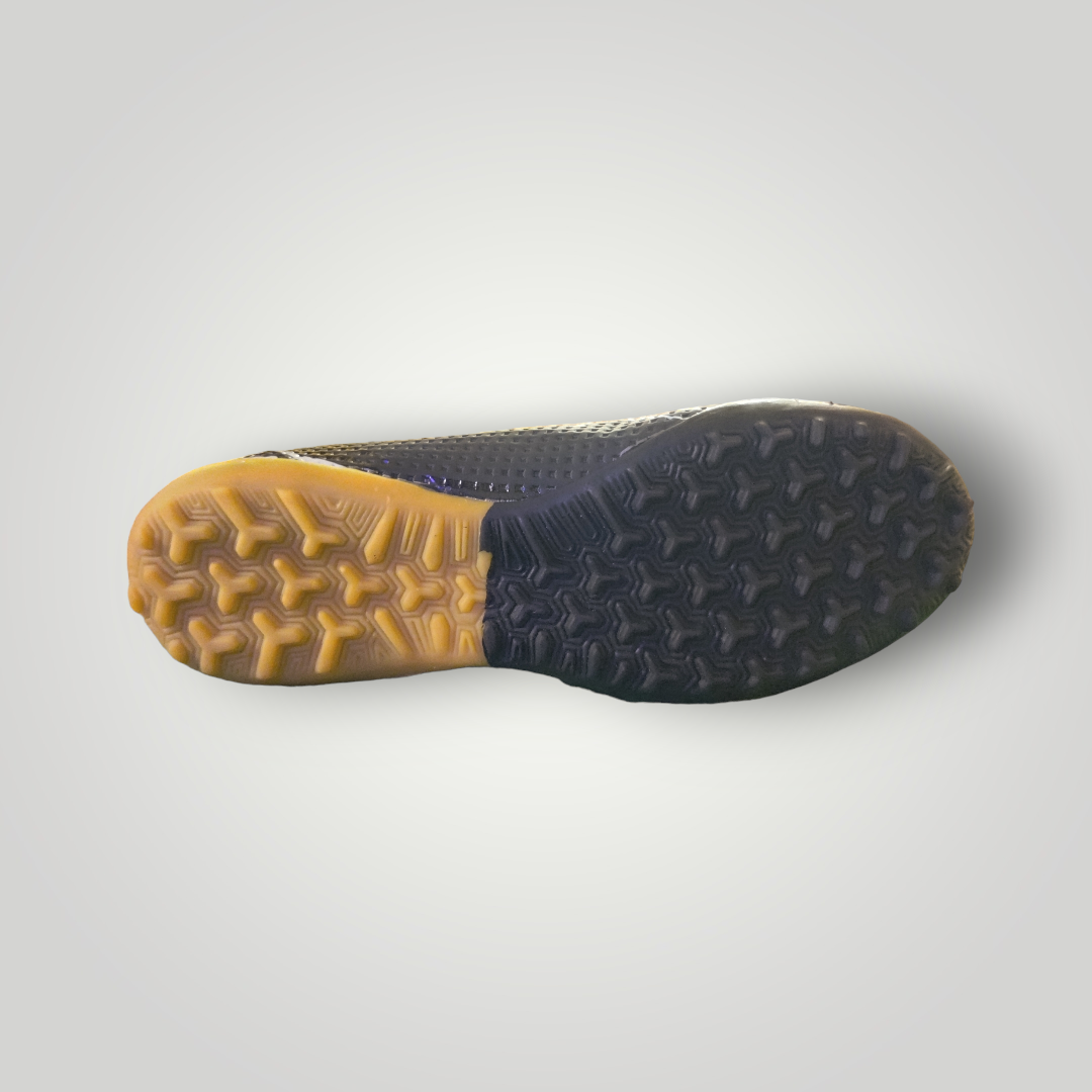Tenis de Futbol Rápido Puma Modelo Feel The Action Color Negro Oro Blanco Tallas del 25 al 28.5 Mx