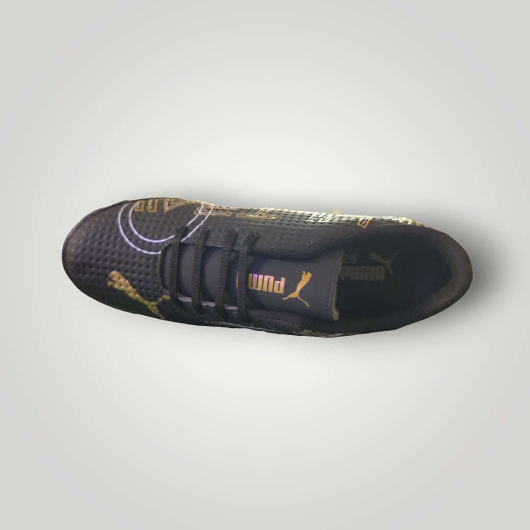 Tenis de Futbol Rápido Puma Modelo Feel The Action Color Negro Oro Blanco Tallas del 25 al 28.5 Mx
