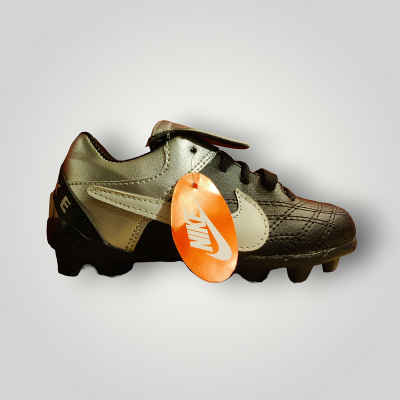 Tachones de Futbol Pasto Natural Modelo NIKE Clásico 1OOO Color Negro Plata