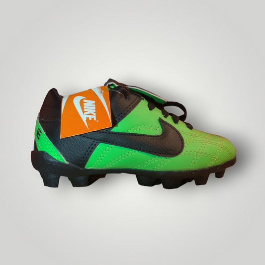 Tachones de Futbol Pasto Natural Infantil Modelo NIKE CLÁSICO Color Negro Verde Tallas del 17 al 21.5 Mx