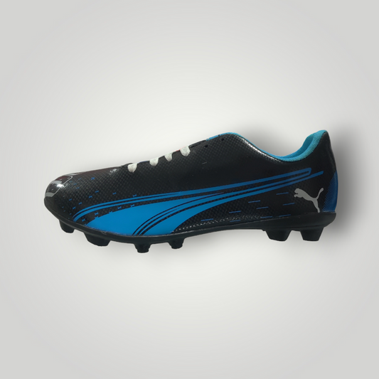 Tachones de Futbol Pasto Natural Modelo 2027 PUMA Color Negro Plata Tallas del 25 al 28.5 Mx TRENDY
